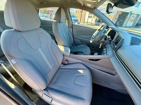 Used 2021 Hyundai Elantra SE w/ Cargo Package image 11