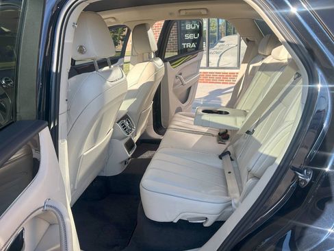 Used 2019 Bentley Bentayga image 32