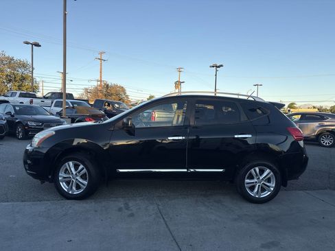 Used 2013 Nissan Rogue SV image 2