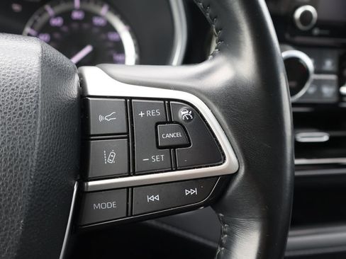 Used 2022 Toyota Highlander XSE FWD image 18