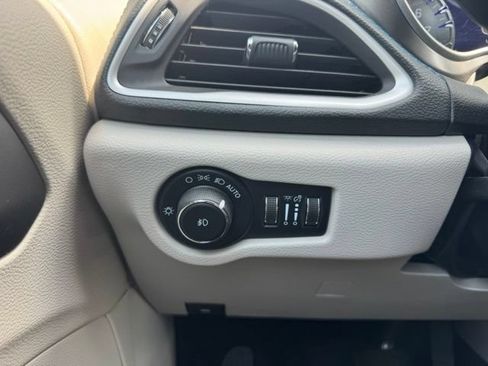 Used 2021 Chrysler Pacifica Touring-L w/ Uconnect Theater Family Group AWD/4WD image 19