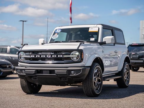 Used 2023 Ford Bronco Outer Banks AWD/4WD image 3