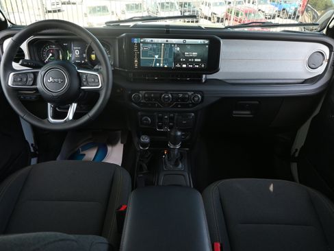 Used 2025 Jeep Wrangler Unlimited Sahara AWD/4WD image 3