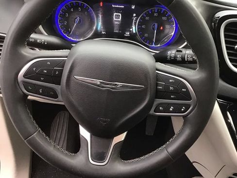 Used 2023 Chrysler Pacifica Touring-L FWD image 7
