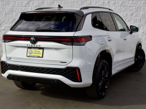 New 2026 Volkswagen Tiguan SE R-Line AWD/4WD image 8