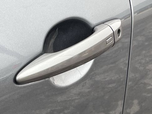 Used 2022 Nissan Rogue SV image 12