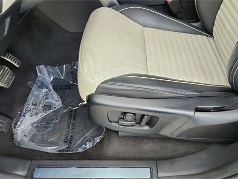 Used 2024 Land Rover Discovery Dynamic SE image 36