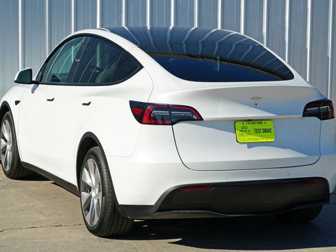 Used 2021 Tesla Model Y Long Range image 50