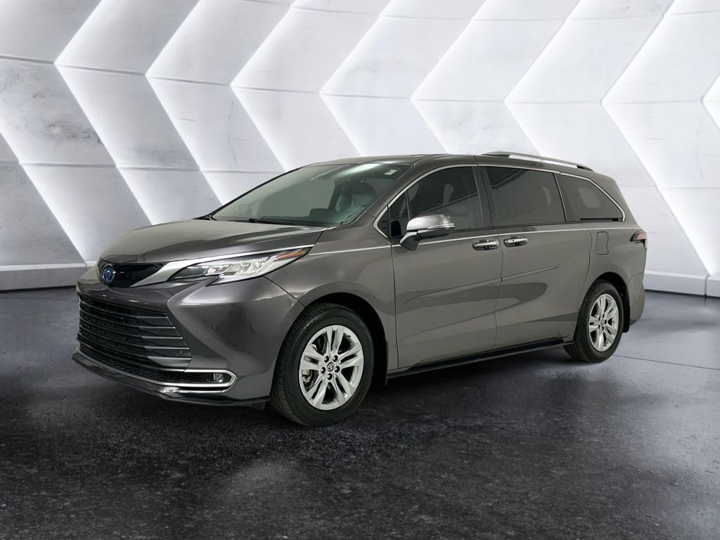 Used 2023 Toyota Sienna Limited FWD image 3