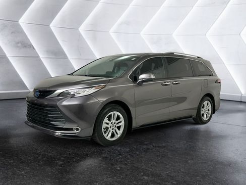 Used 2023 Toyota Sienna Limited FWD image 3