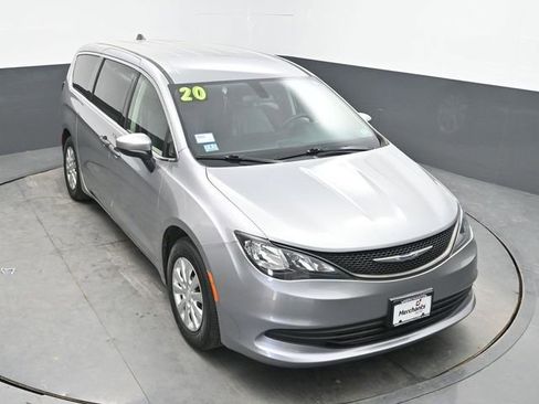 Used 2020 Chrysler Voyager L FWD image 23