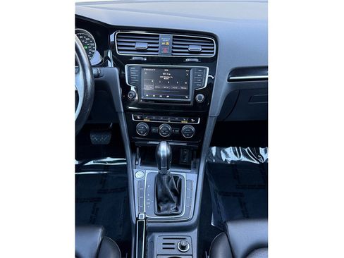 Used 2017 Volkswagen Golf S image 16