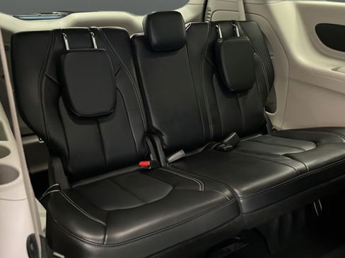 Used 2024 Chrysler Pacifica Touring-L FWD image 26