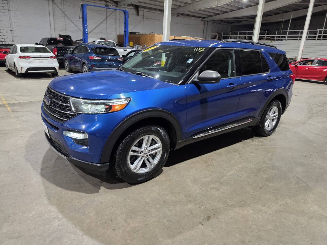 Used 2020 Ford Explorer XLT w/ Equipment Group 202A AWD/4WD image 2