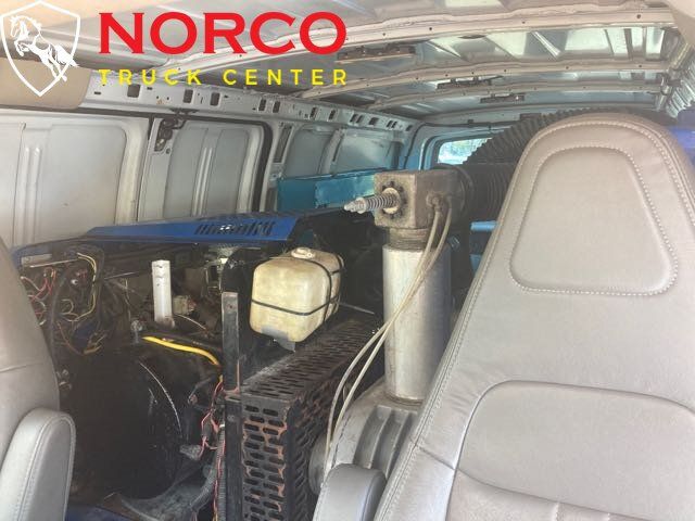 Used 2018 Chevrolet Express 2500 RWD image 25