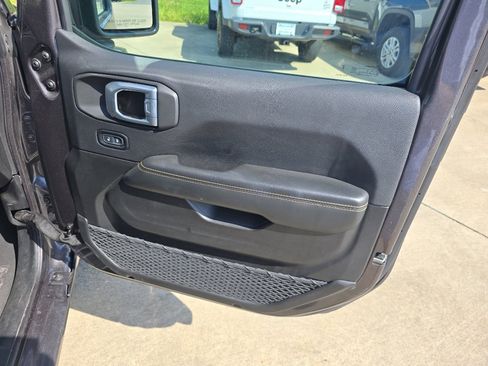 Used 2025 Jeep Wrangler Unlimited Sahara AWD/4WD image 15