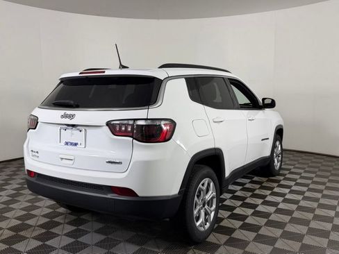 Used 2025 Jeep Compass Latitude AWD/4WD image 8