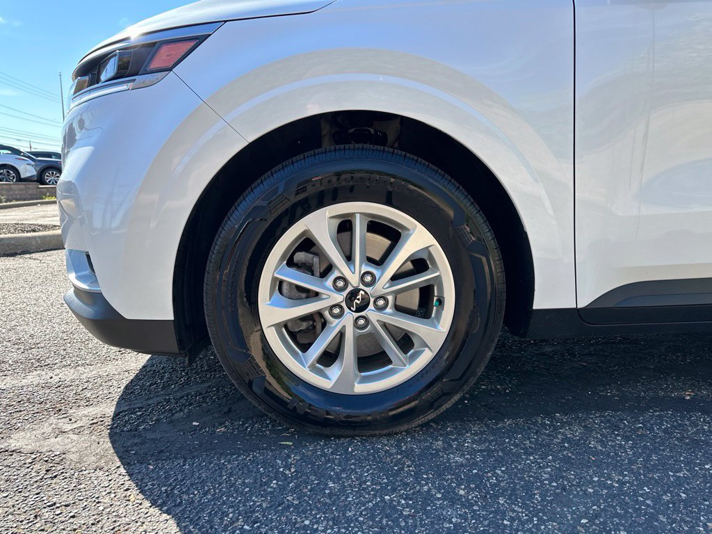 Used 2024 Kia Carnival LX FWD image 19