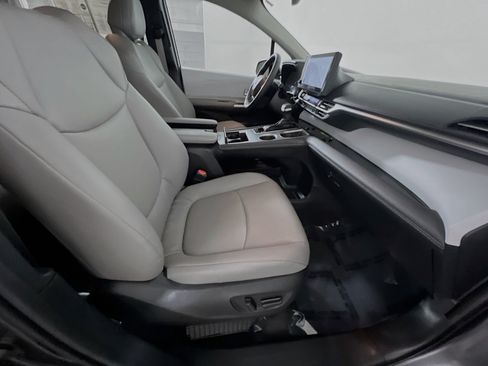Used 2025 Toyota Sienna XLE FWD image 31