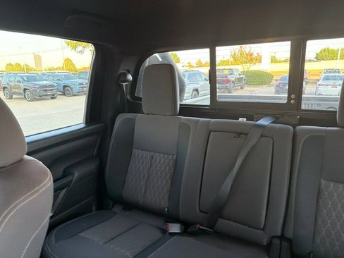 Used 2023 Nissan Titan SV w/ SV Convenience Package RWD image 9
