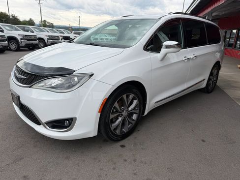 Used 2017 Chrysler Pacifica Limited w/ UConnect Theater Package FWD image 2