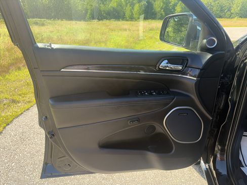 Used 2020 Jeep Grand Cherokee Overland AWD/4WD image 15