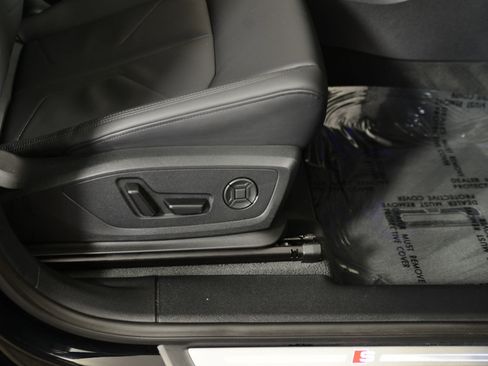 Certified 2025 Audi Q3 2.0T Premium Plus w/ Premium Plus Package image 10