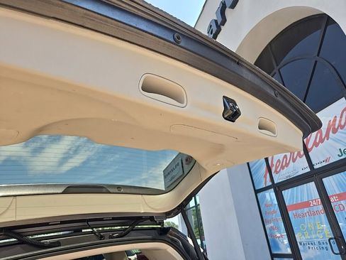 Used 2023 Chrysler Pacifica Touring-L FWD image 90