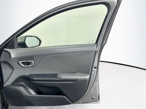 Used 2025 Kia K4 LXS image 32