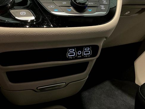 Used 2024 Chrysler Pacifica Limited FWD image 15
