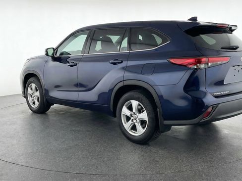 Used 2025 Toyota Highlander LE image 6