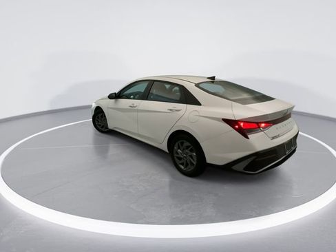 Used 2024 Hyundai Elantra SEL FWD image 4