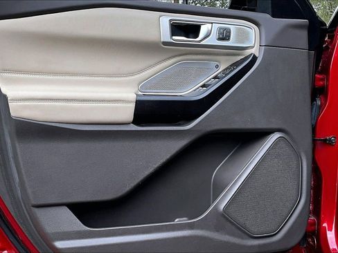 Used 2020 Ford Explorer Platinum w/ Premium Technology Package image 17