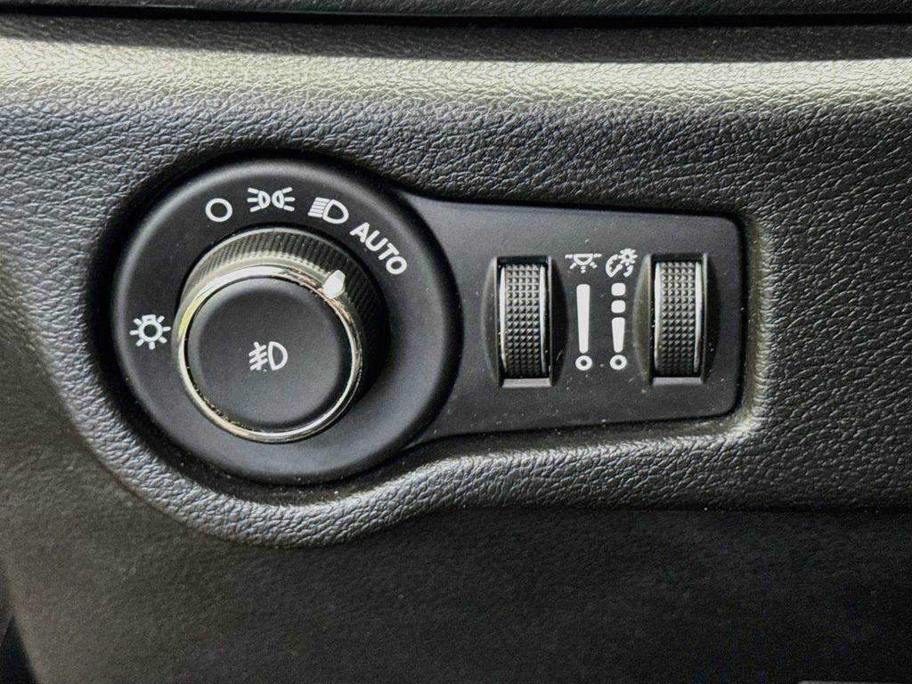 Used 2019 Chrysler Pacifica Touring Plus w/ S Appearance Package FWD image 6