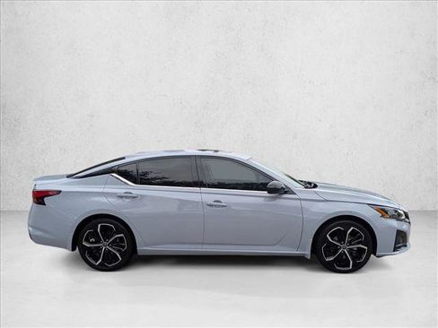 Used 2023 Nissan Altima 2.5 SR w/ SR Premium Package image 4