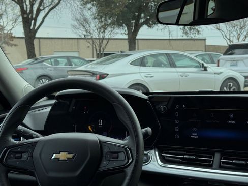 Used 2025 Chevrolet Trax LT image 34