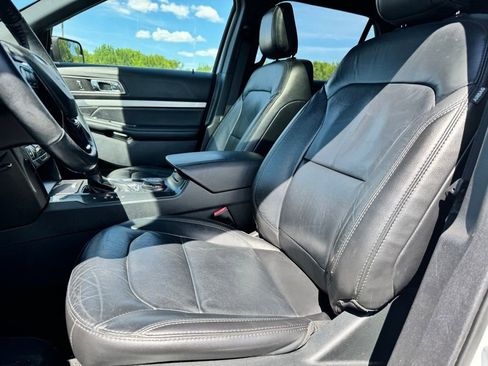 Used 2018 Ford Explorer XLT w/ Equipment Group 202A AWD/4WD image 9