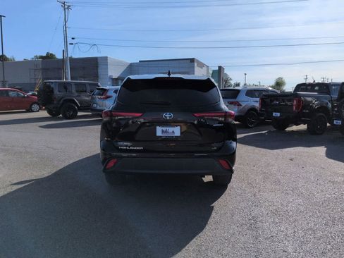 Used 2021 Toyota Highlander LE FWD image 7