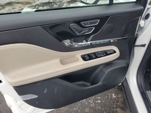 New 2026 Lincoln Corsair Premiere image 8