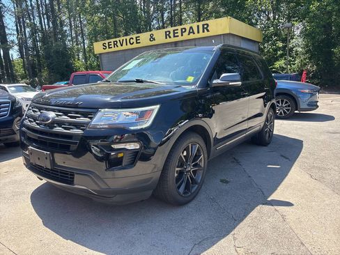 Used 2019 Ford Explorer XLT w/ Equipment Group 202A FWD image 2