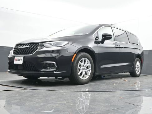 Used 2023 Chrysler Pacifica Touring-L image 46
