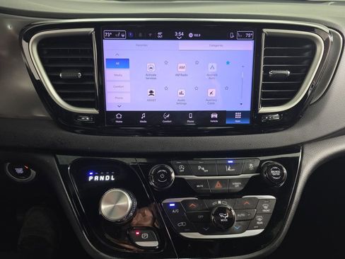 Used 2025 Chrysler Pacifica Select FWD image 13