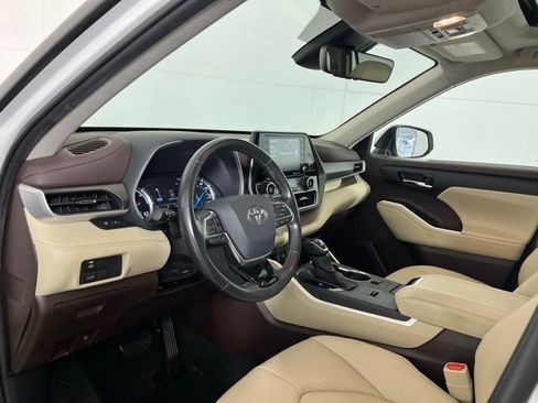 Used 2020 Toyota Highlander XLE image 10