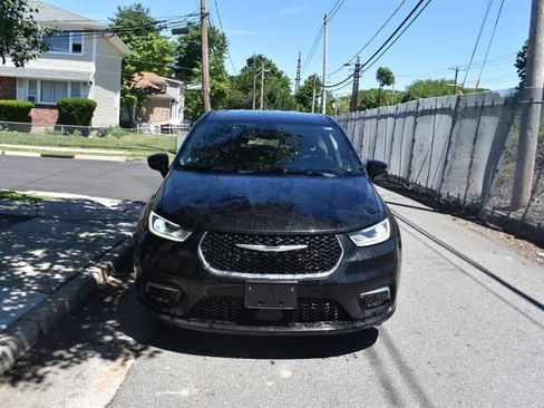 Used 2025 Chrysler Pacifica Select FWD image 3