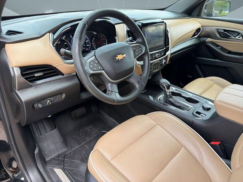 Used 2023 Chevrolet Traverse Premier FWD image 4