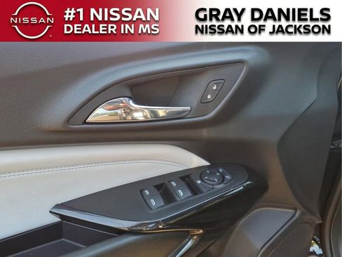Used 2025 Chevrolet Trax LT w/ LT Convenience Package FWD image 11