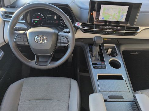 Used 2025 Toyota Sienna LE w/ LE Plus Package image 28