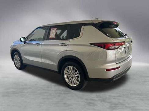 Used 2024 Mitsubishi Outlander ES FWD image 4