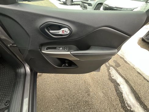 Used 2019 Jeep Cherokee Latitude Plus w/ Comfort/Convenience Group image 32