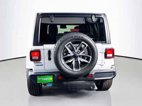 Used 2024 Jeep Wrangler Unlimited w/ Convenience Group AWD/4WD image 8